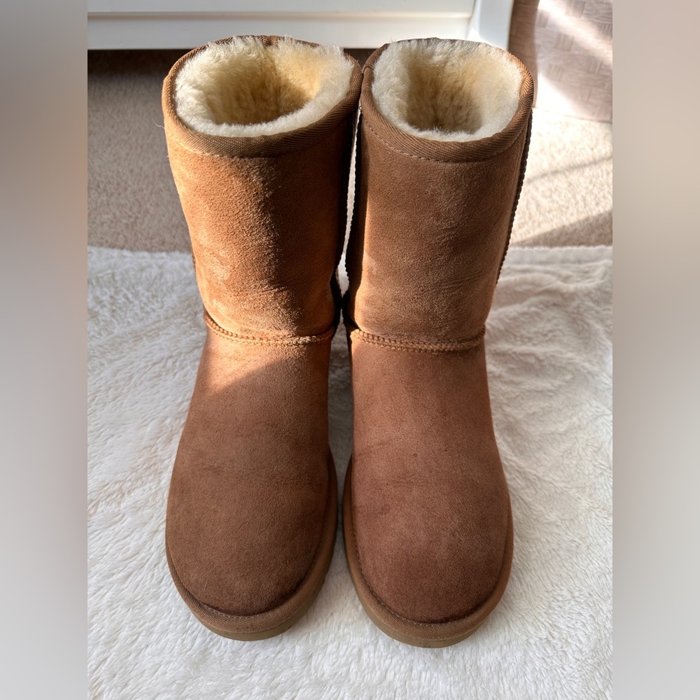 UGG Australia Classic short boots Size 8